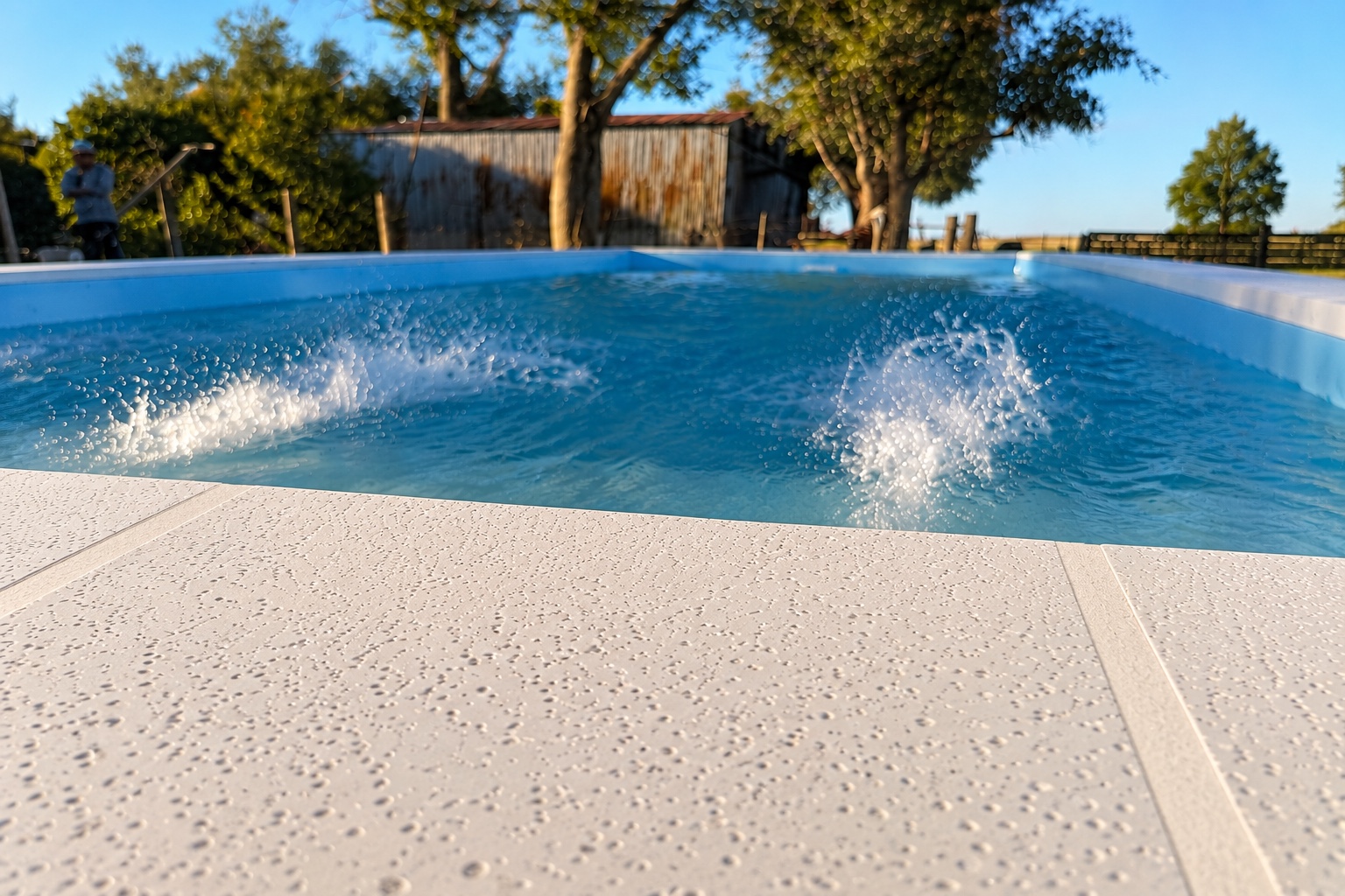 Detalle de terminaciones y agua de una piscina Aquaforma
